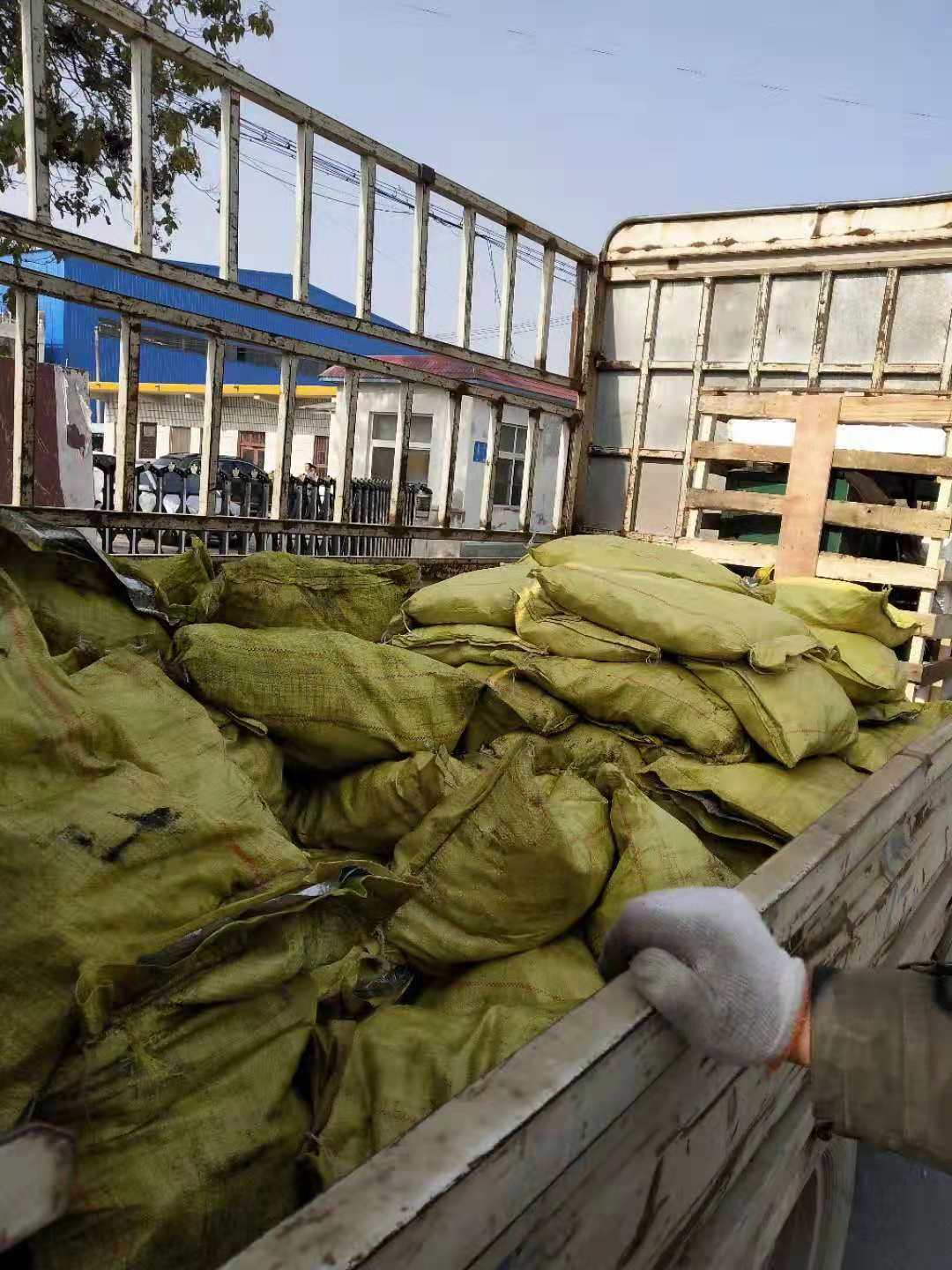 天津某机械厂订购我公司50吨环槽铆钉，该客户是**次跟我们合作，对我们的产品非常满意